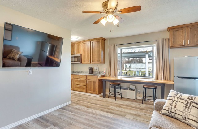 Walk to Oakland City University: Modern Apartment!