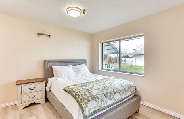 Walk to OCU, Golf: Updated Oakland City Studio!