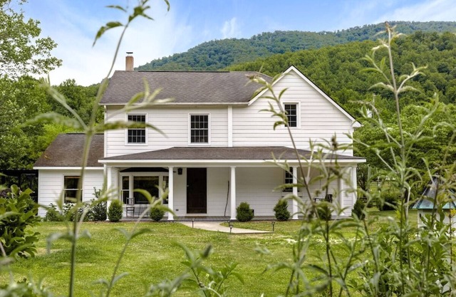Walk to Old Rag/Shenandoah*Hot tub* dogs welcome