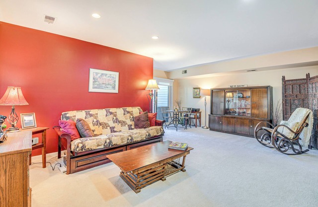 Walk to Parks & Dining: Quaint Alexandria Condo!