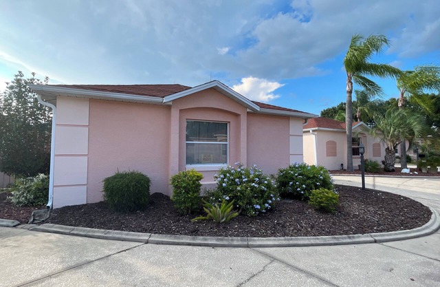 Walk to Spanish Springs, free 4 seater golf cart, covered patio! Pools nearby!