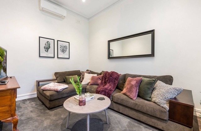 Walk to the MCG AAMI Park - Free Late Checkout Great Location & Backyard