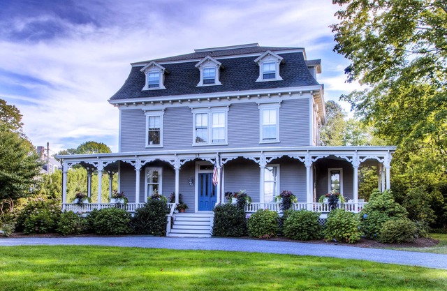 Walk to trendy Downtown, Cliff Walk, Tennis Hall of Fame, Bellevue Avenue