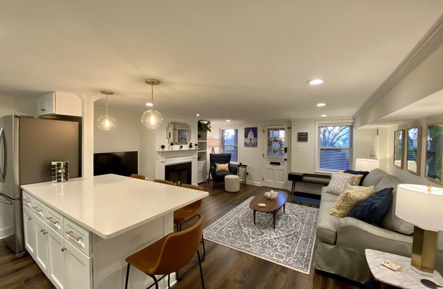 Walk to U.S. Capitol, Restaurants, Park + Parking!