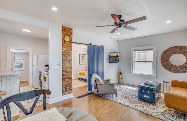 Walk to Wesley Medical! Pet Friendly Bungalow