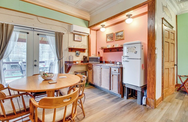 Walk to White River: Cozy Studio, Driftys Hideaway