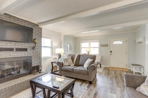 Walkable and Updated Nevada Home Family Friendly!