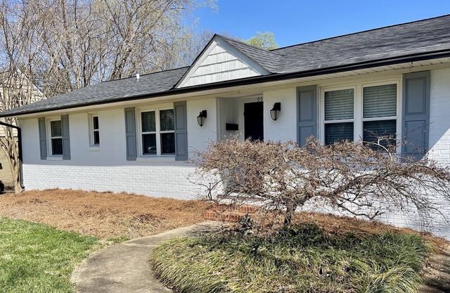 Walking distance to Reynolda House and Gardens. Close to Wake Forest University
