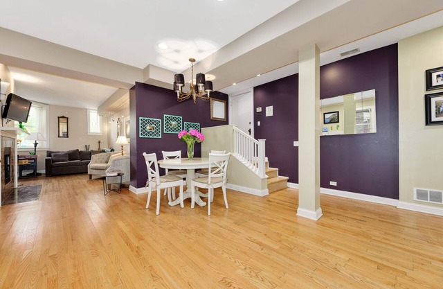 Walking distance to restaurants, shops and Lake Michigan,