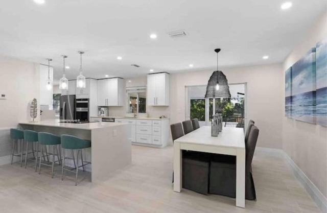 Walking distance to the beach & close to downtown!