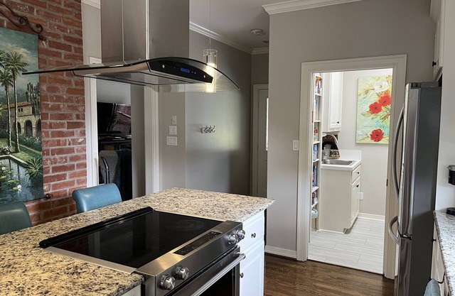 Walking distance to community pool & LR promenade!