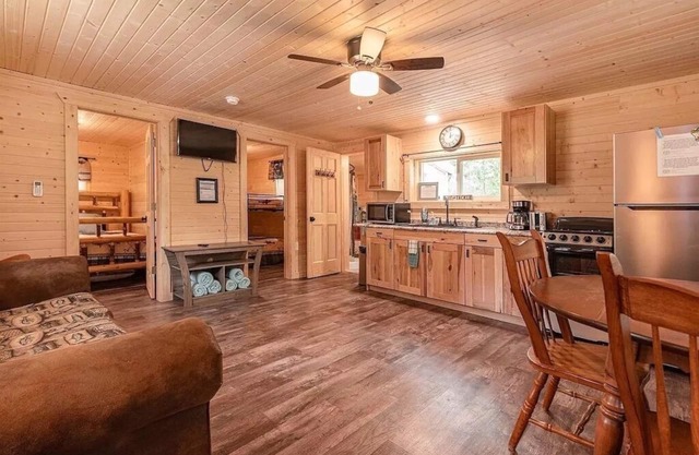 Walleye Waters Cottage-Pet friendly Cozy Cottages & Cabins 9 miles to Wis Dells!