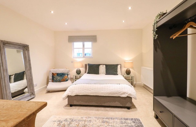 WALNUT VIEW, pet friendly, with a garden in Abbots Bromley
