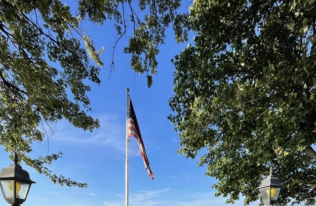 Wampler's lake adorable cottage-deck at water's edge. Shallow lakefront stunner!