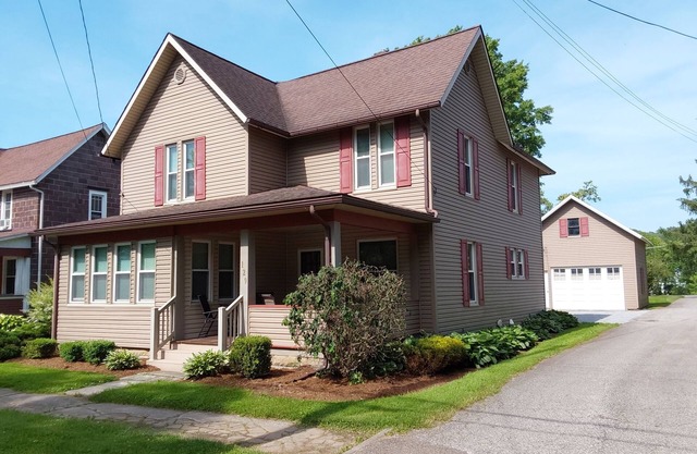 Warm and inviting downtown home away from home