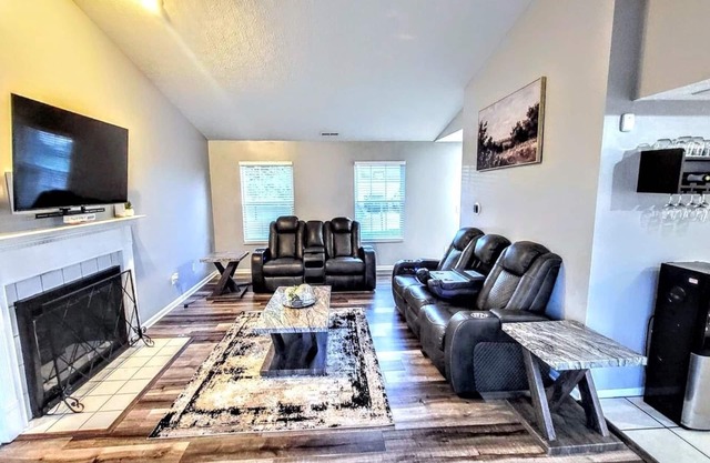 Warm haven 3-bedroom house in Reynoldsburg with AC, WiFi. Minutes from downtown.