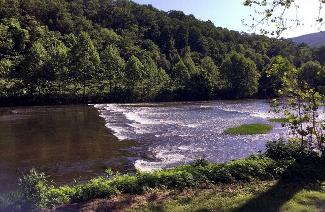 Warm, Welcoming Retreat on Shenandoah River and Stunning views