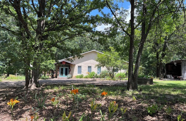 Warm & Welcoming Texas Stay/Straw Bale Charm/Private Lake/Sleeps 6 adults