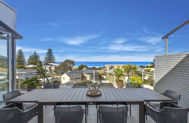 WARRALONG - STUNNING VIEWS, SHORT WALK TO NORTH AVOCA BEACH