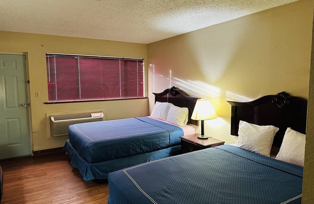 Warrick Plaza Inn