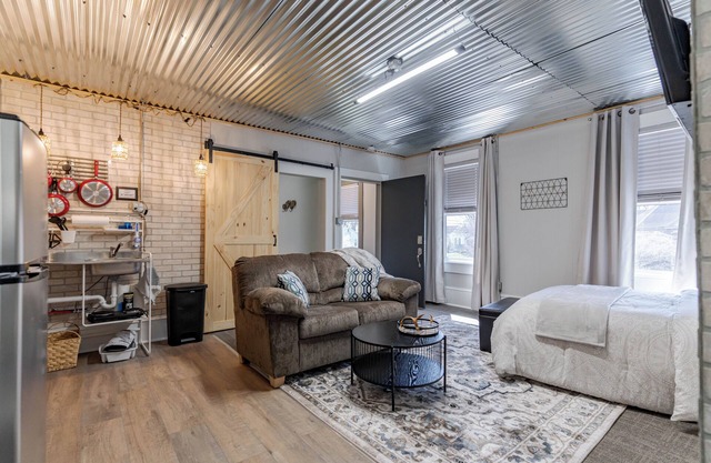 Washington St/Studio apartment centrally located