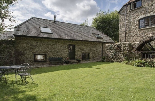 WATER BARN, pet friendly, luxury holiday cottage in Manaton