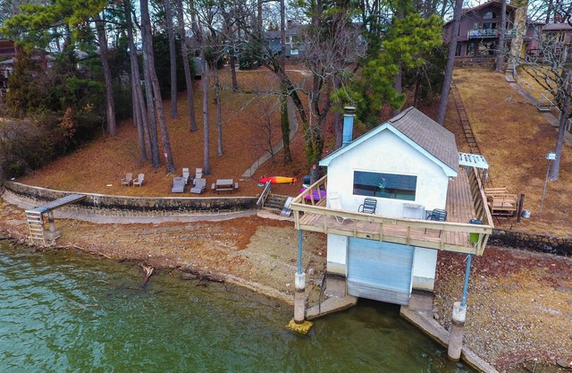 WATER FRONT RETREAT on lake Hamilton