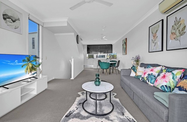 Water View Modern Three-level Townhouse in Carrara