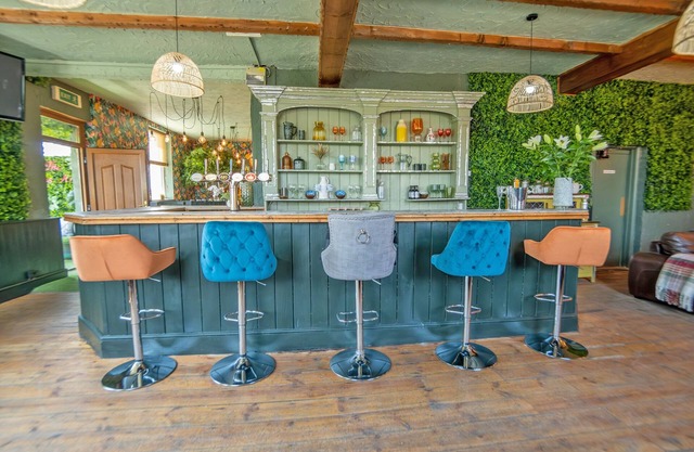 Waterfall Country Escape, Brecon Beacons Sleeps 19