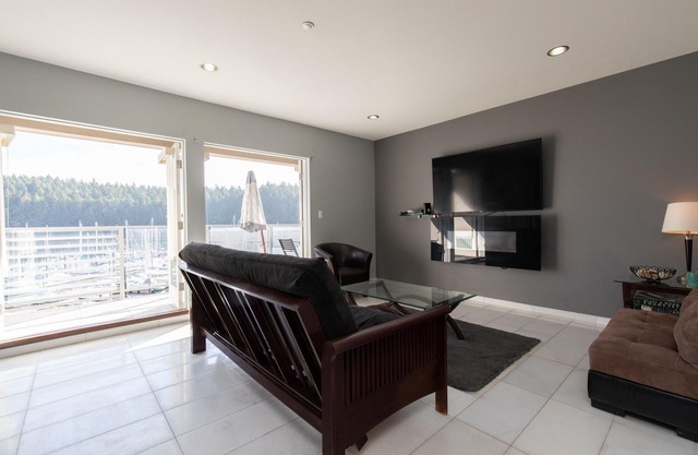 Waterfront 2 Bedroom Condo- Close to Ferry