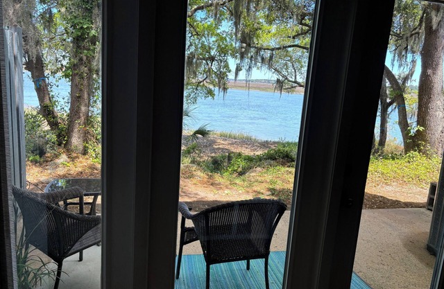 Waterfront – 3 Min to Parris Island Sleeps 6 Stunning Views