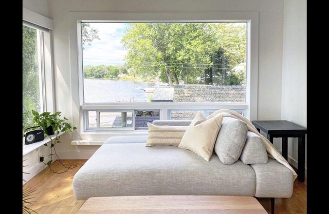 Waterfront 4 Bedroom Home With Spectacular Views
