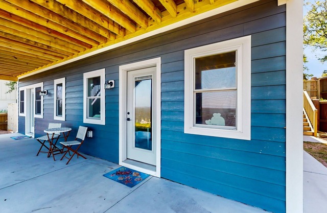 Waterfront apartment with lovely bay views, outdoor shower & fishing access
