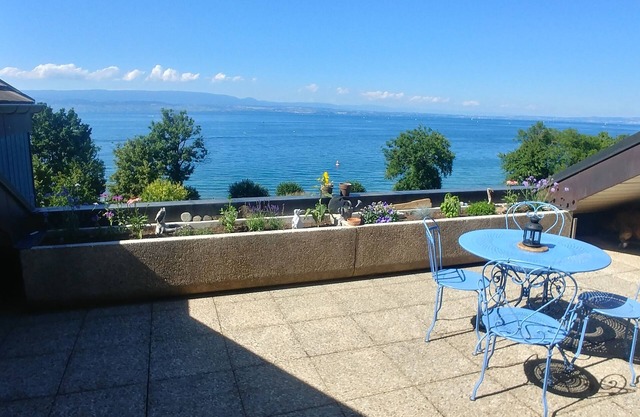 Waterfront apartment with lake view and direct access