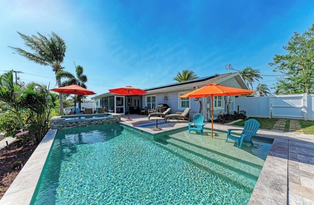 Waterfront, Boat Dock, 5 Min to AMI, Heated Pool & Hottub