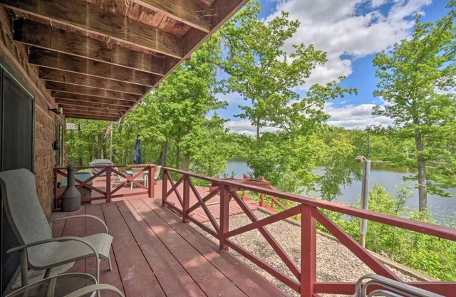Waterfront Cabin on Long Lake w/Dock & Kayaks!