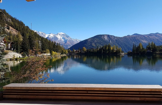 Waterfront chalet/villa with breathtaking views of the lake and mountains