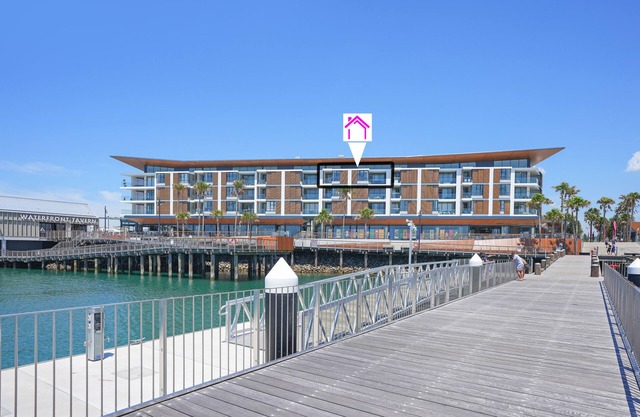 Waterfront Coastal Marina Apartment on waters edge!