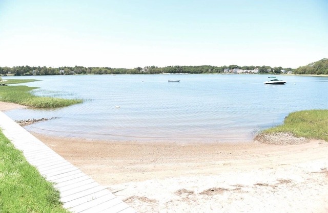 Waterfront comfy 2BD cottage w/direct access to private beach & amazing Bayview