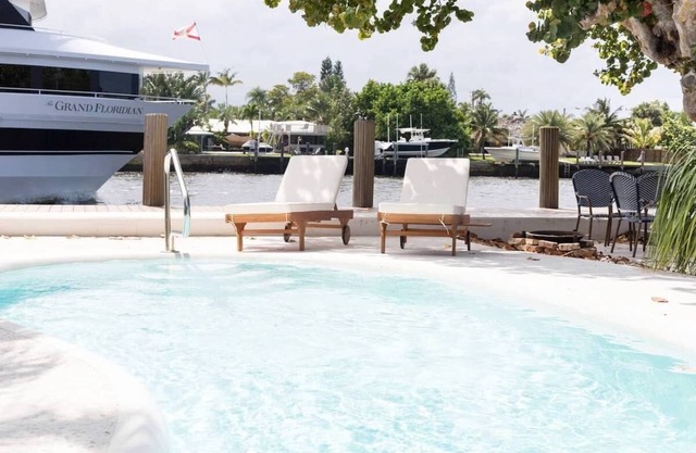 Waterfront condo with pool, 1 block to the beach!