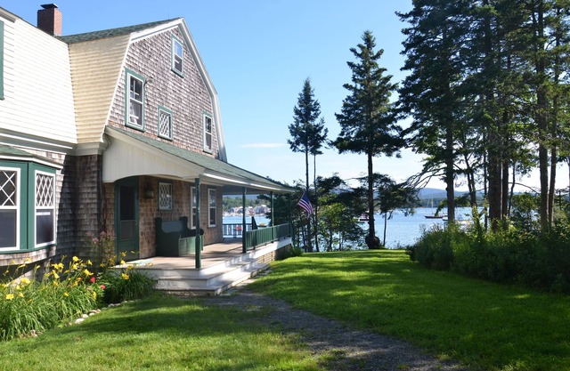 Waterfront Cottage, Recently Renovated 125 Year Old Home