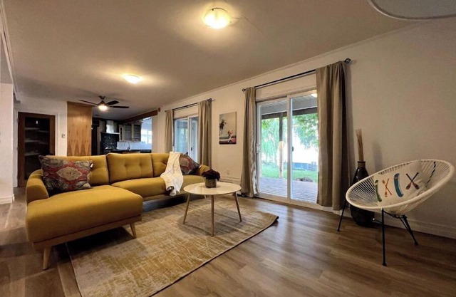 Waterfront Cottage facing Lake Ontario with 3 bedrooms, two bathrooms