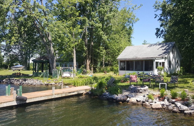 Waterfront cottage, two docks, great fishing, open to Oneida Lake, lg yard