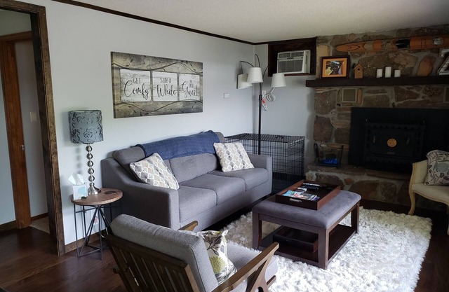 Waterfront Cottage! Dogs welcome! Have Fun, Relax and enjoy the lake! MM8