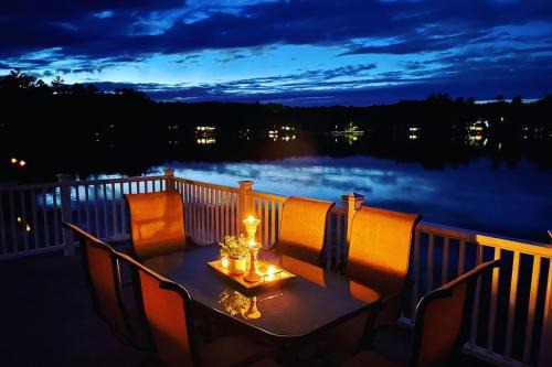 Waterfront Cottage and Ski Getaway!