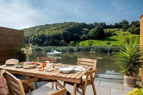 Waterfront Cottage - Apple Pie Luxury Escapes