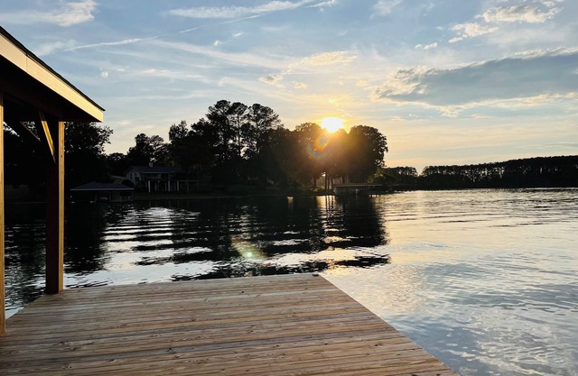 Waterfront cottage with private boat ramp. Sunset views. 5mins from DT Littleton