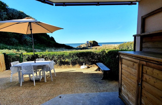 Waterfront - Direct access to the beach - 26 m² terrace - Seafront
