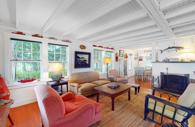 Waterfront dog-friendly cottage with amazing views, deck, grill, & washer/dryer