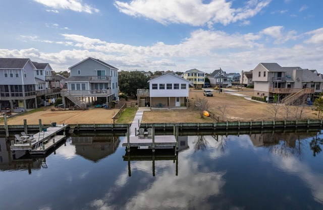 Waterfront dog-friendly with private boat dock, community pool & tennis courts